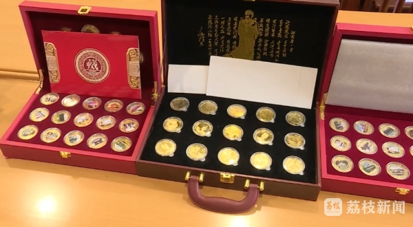 爱配配资 网购工艺品冒充金银币 600多人投资纪念币被骗