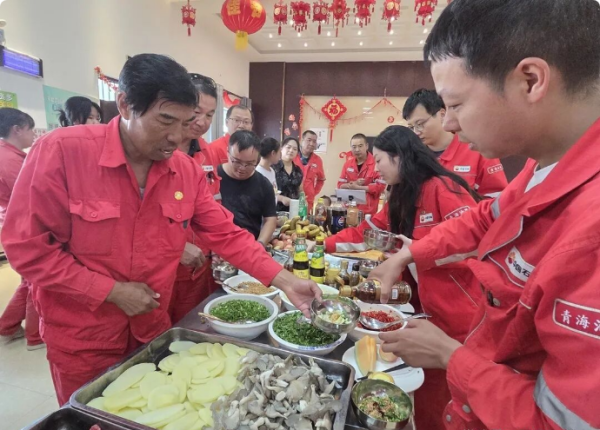 河南配资网 戈壁职工食堂里热气腾腾的火锅宴